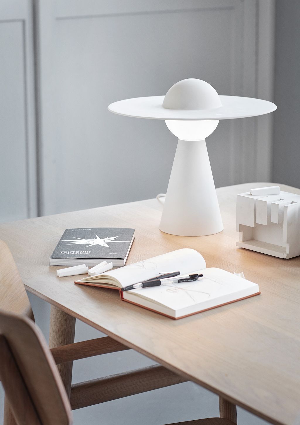 Goldkant Moebe Ceramic Table Lamp Ic Low Res 01