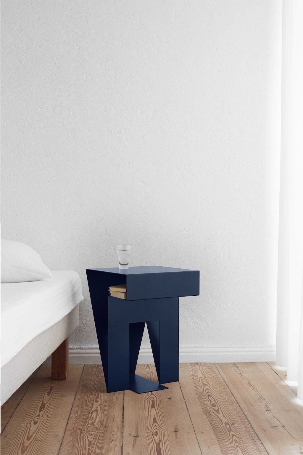 Goldkant Objekte Unserer Tage Neumann Side Table