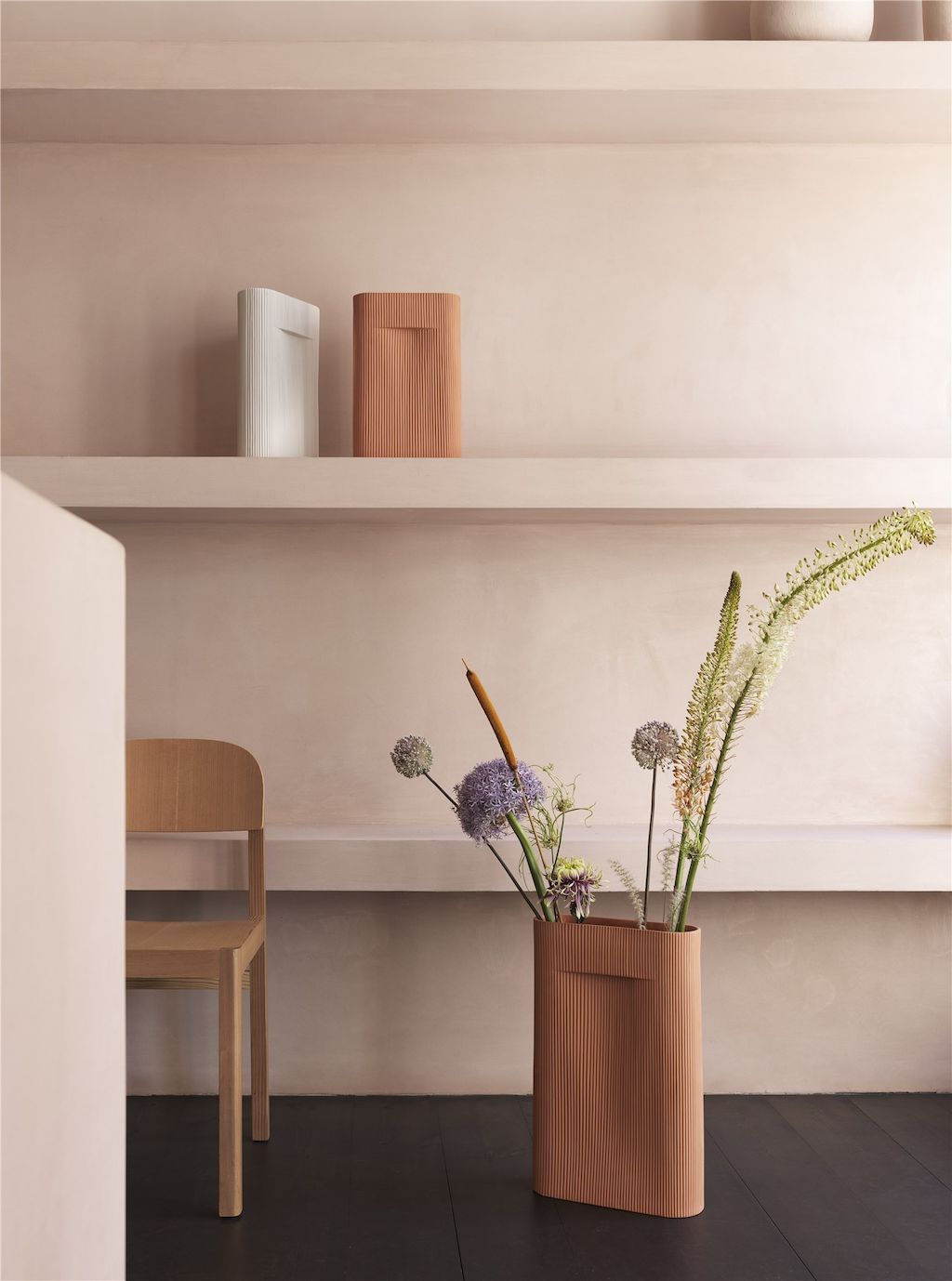 Goldkant Ridge Vase Teracotta Off White Workshop Chair Oregon Pine Muuto Org